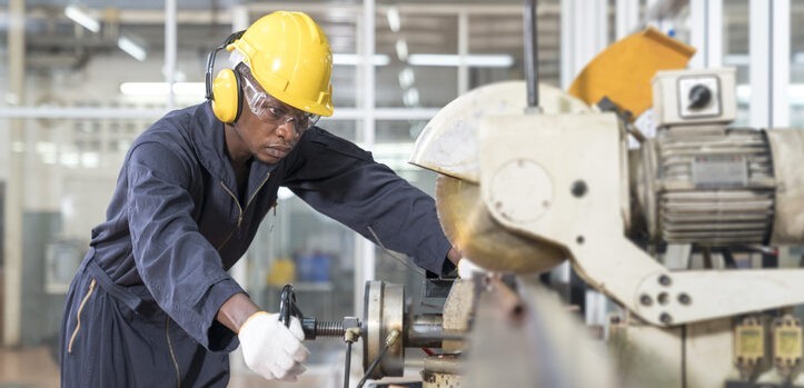 Techniker an vorderster Front in einer Smart Factory